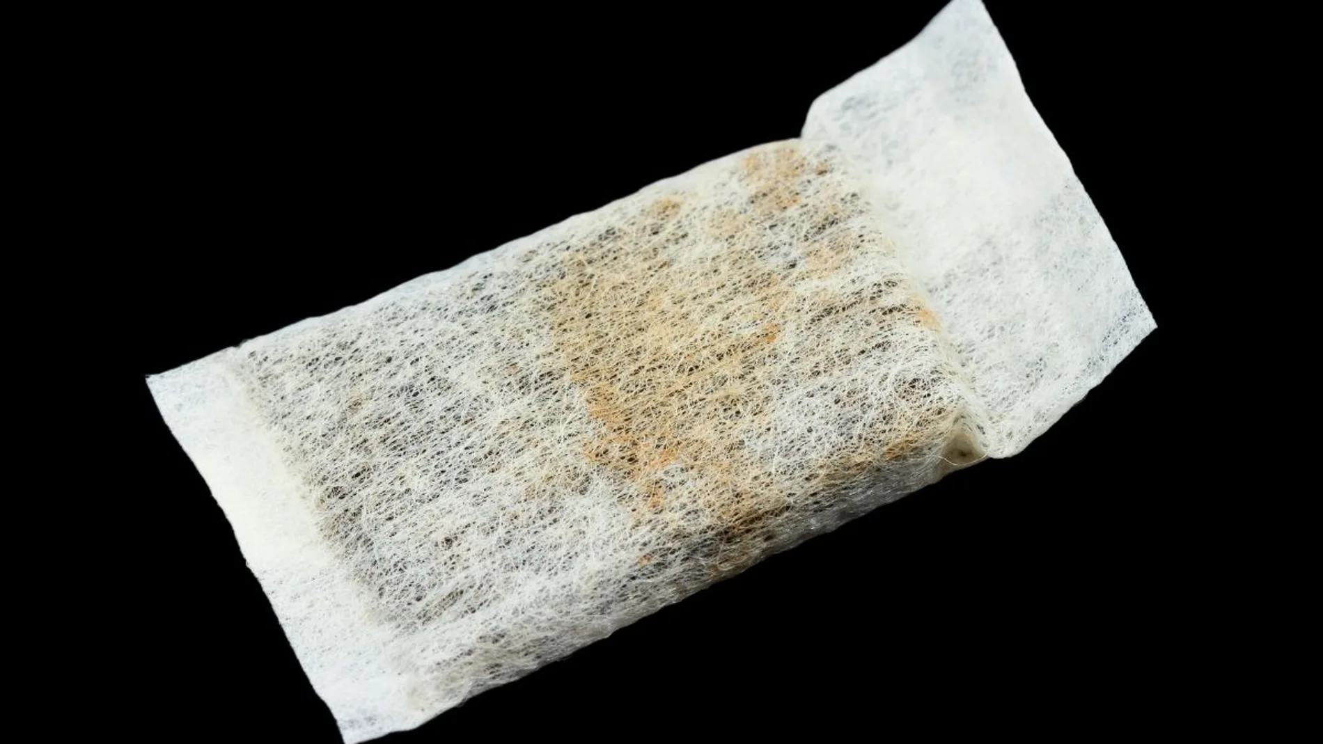 bolsita de cafeína que se vende en pouches o snus está de moda entre jovenes fondo negro