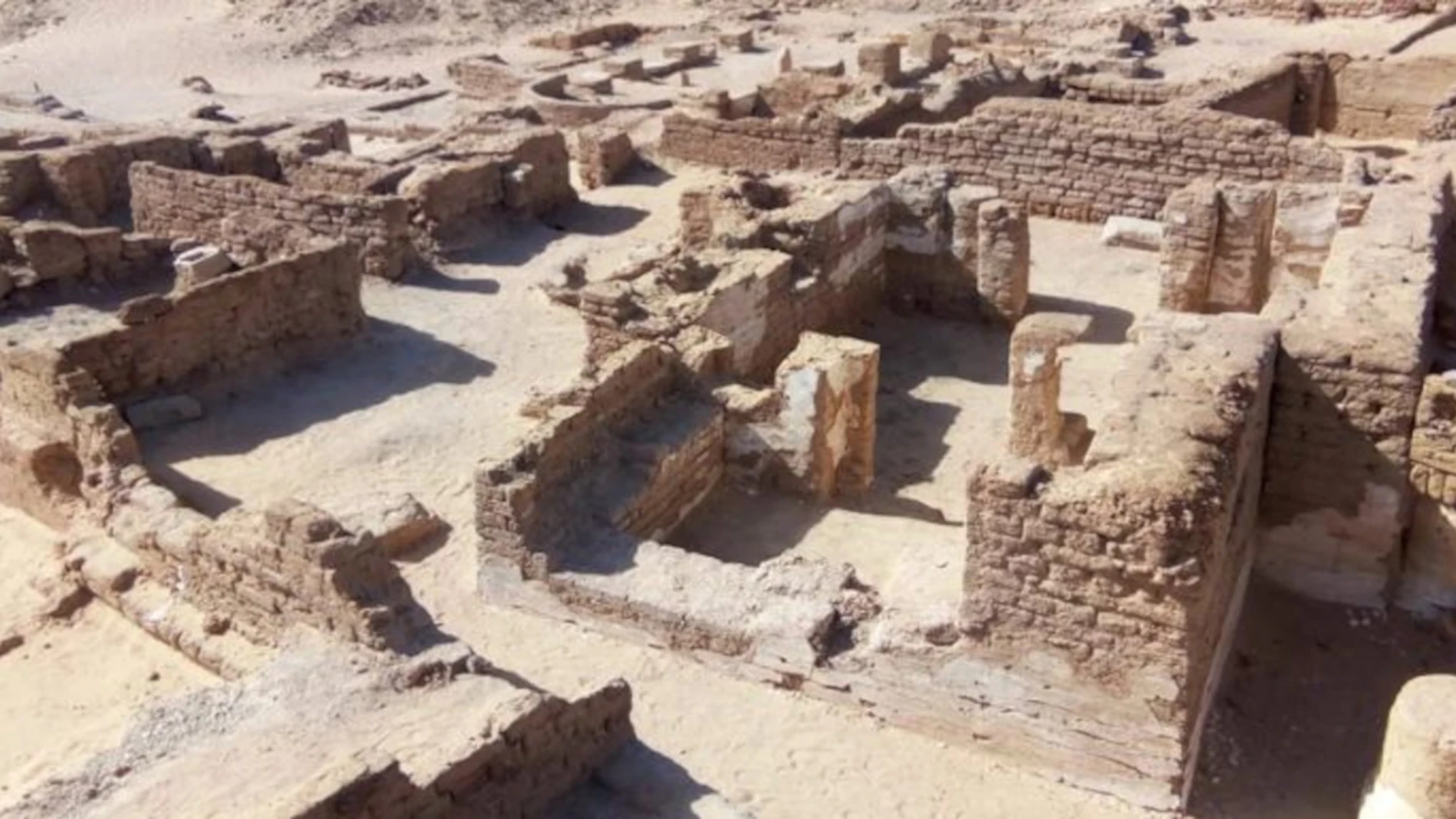Edificios de la ciudad del período copto desenterrados en Ain al-Kharab, Egipto