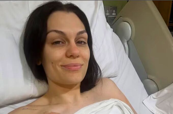 Jessie J hospitalizada tras su operación de cáncer de mama