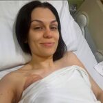 Jessie J hospitalizada tras su operación de cáncer de mama