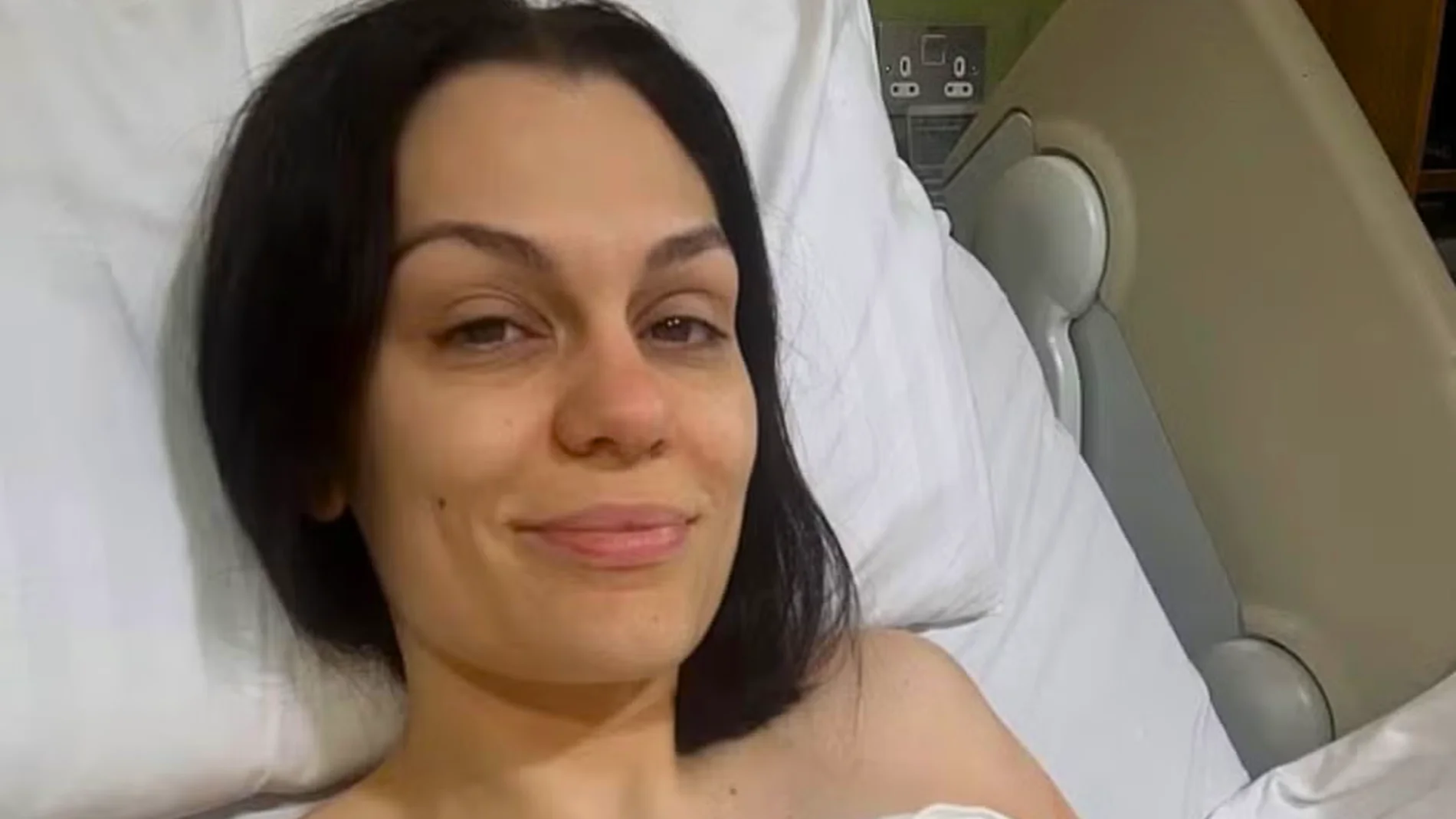 Jessie J hospitalizada tras su operación de cáncer de mama