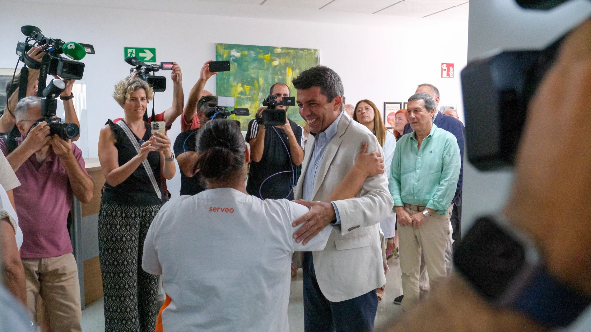 GRAFCVA8890. ELCHE (ALICANTE), 04/08/2025.- El president de la Generalitat, Carlos Mazón, durante su visita a la unidad de hospitalización psiquiátrica infanto-juvenil del Hospital General Universitario de Elche. EFE/Pablo Miranzo
