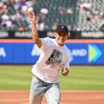 James Rodríguez realiza el lanzamiento inicial para los New York Mets 