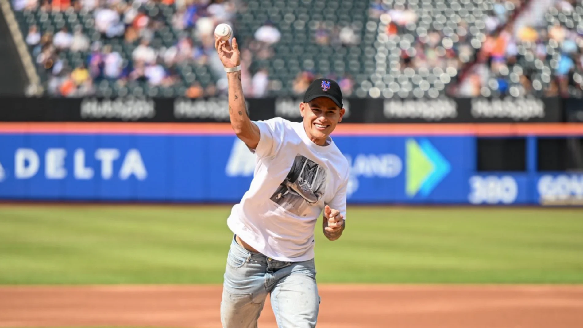 James Rodríguez realiza el lanzamiento inicial para los New York Mets