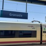 Otra vez el AVE: El primer tren de la mañana Granada-Madrid se queda sin salir 