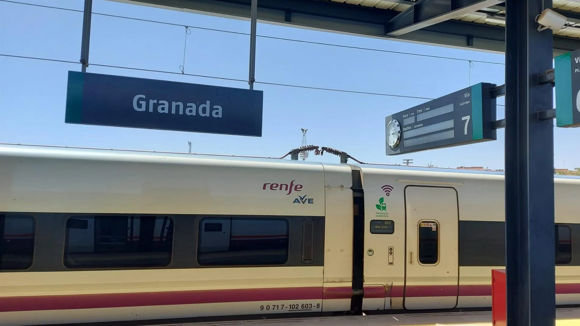 Otra vez el AVE: El primer tren de la mañana Granada-Madrid se queda sin salir