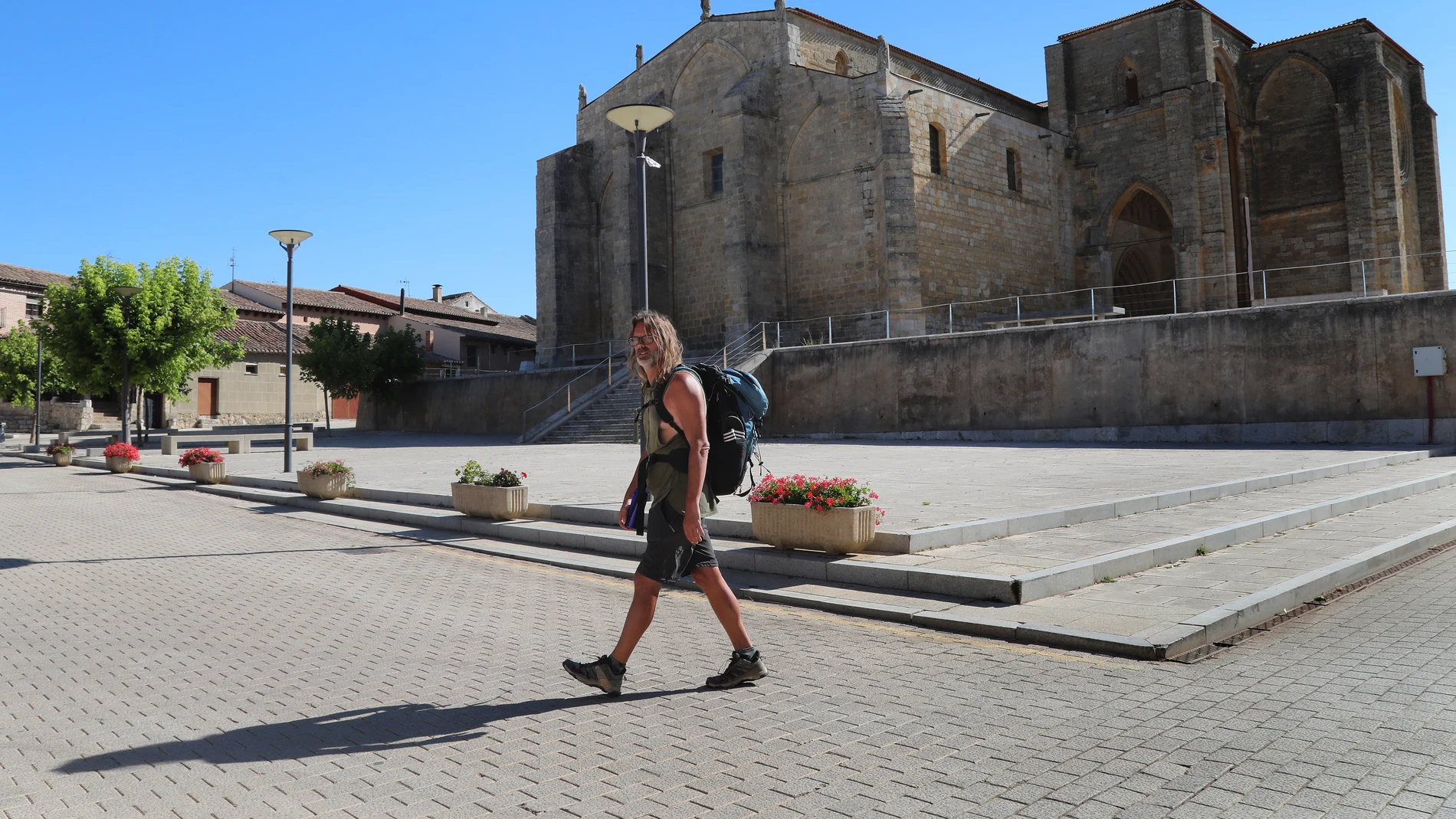 Un peregrino a su paso por Villasirga (Palencia)
