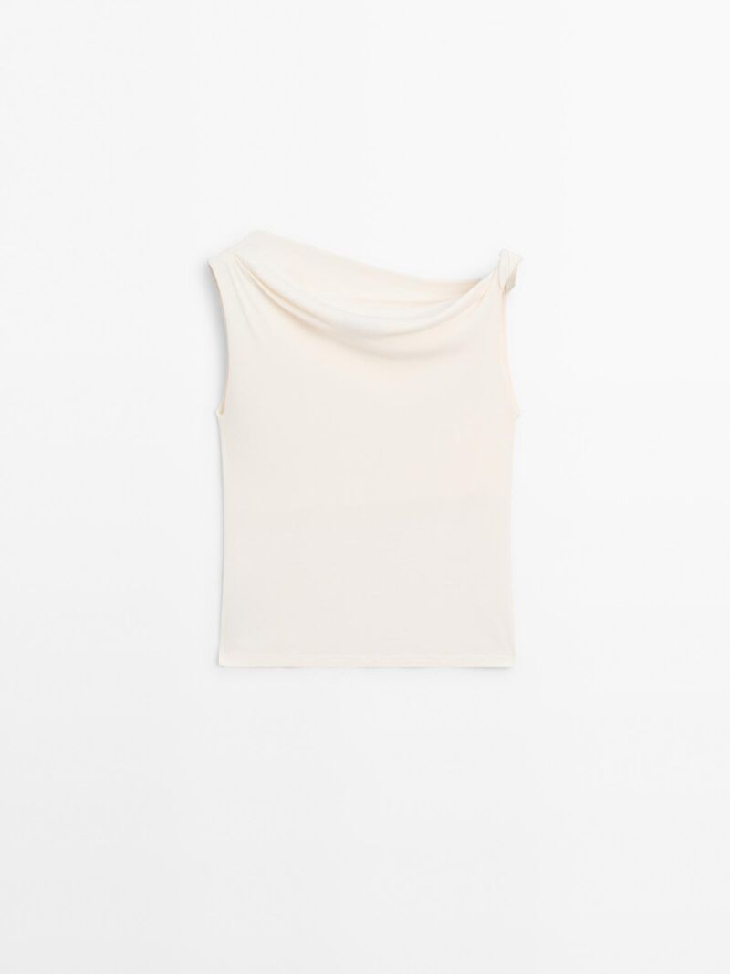 Top drapeado con detalle de nudo.