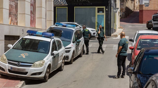 Encuentran el cadáver de un hombre degollado en un piso y detienen a su propietario