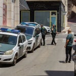 Encuentran el cadáver de un hombre degollado en un piso y detienen a su propietario