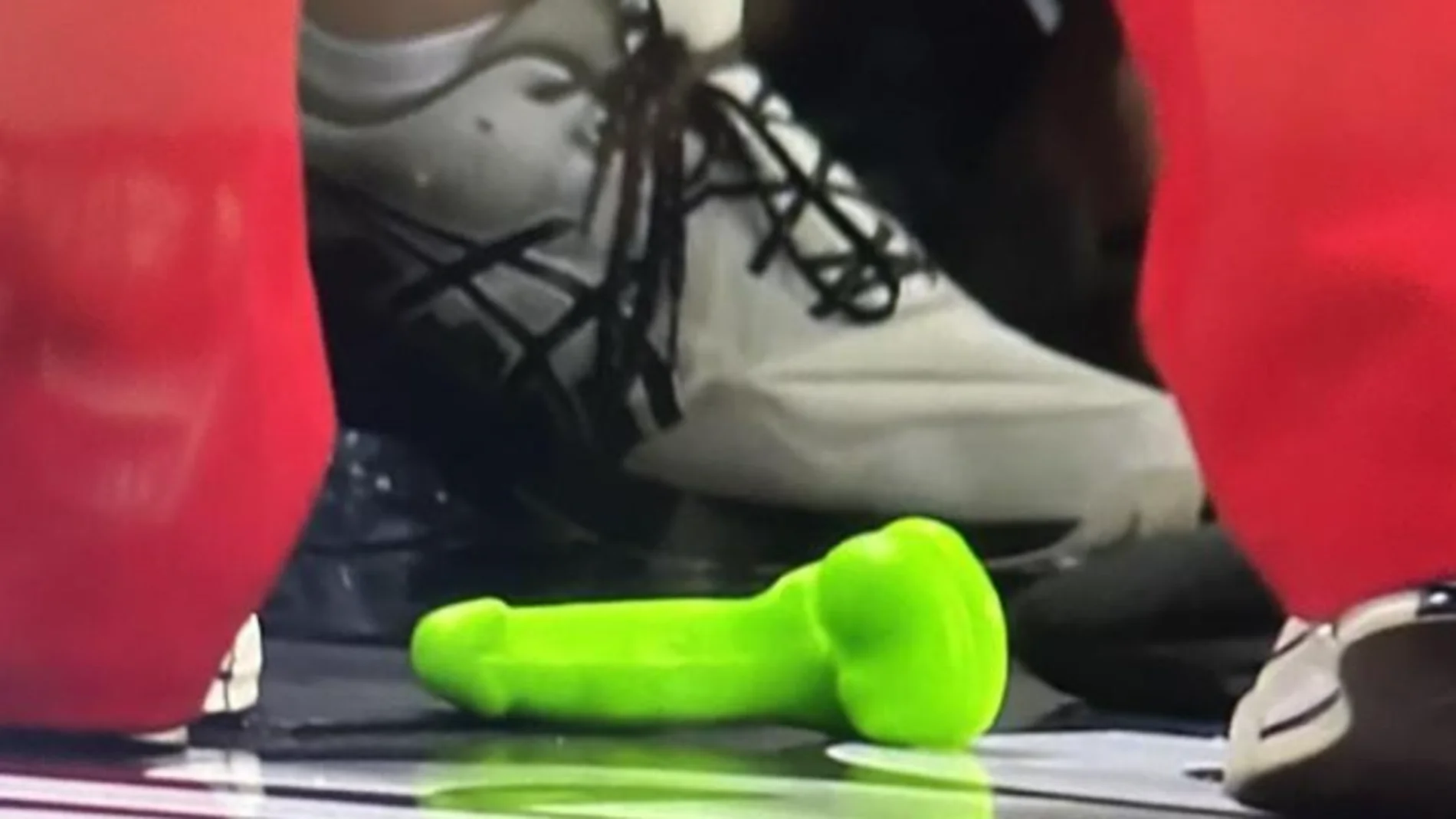 Consolador lanzado durante un partido de la WNBA