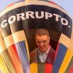 La lona de "Sánchez, corrupto" que retiró una jueza del Congreso en formato globo aerostático 