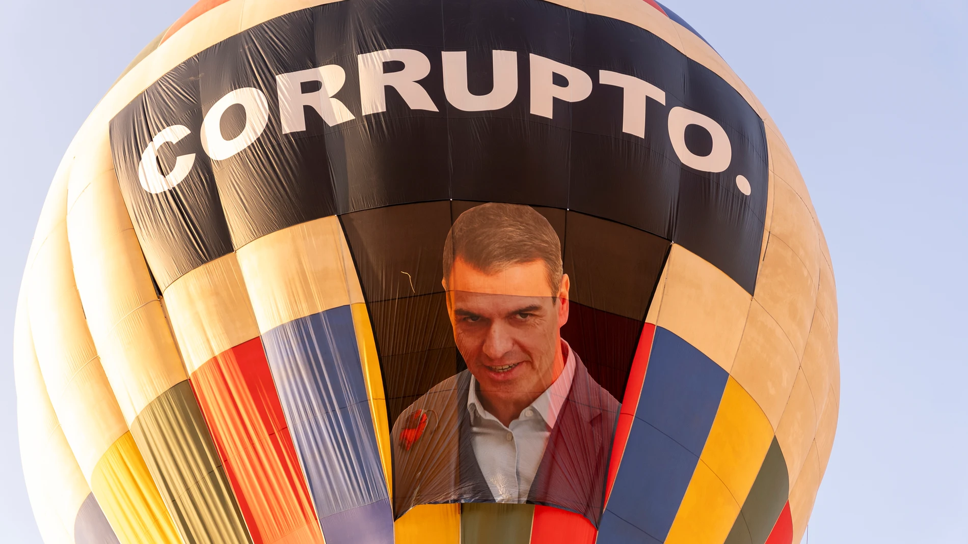 La lona de "Sánchez, corrupto" que retiró una jueza del Congreso en formato globo aerostático