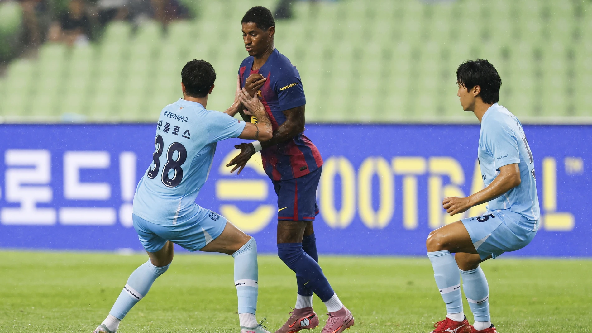 SEÚL, 04/08/2025.- El jugador del Barcelona Marcus Rashford (c) durante el partido amistoso que su equipo ha disputado frente al Daegu coreano, el tercer partido de la pretemporada del equipo azulgrana, este lunes en Seúl. EFE/ Jeon Heon-kyun