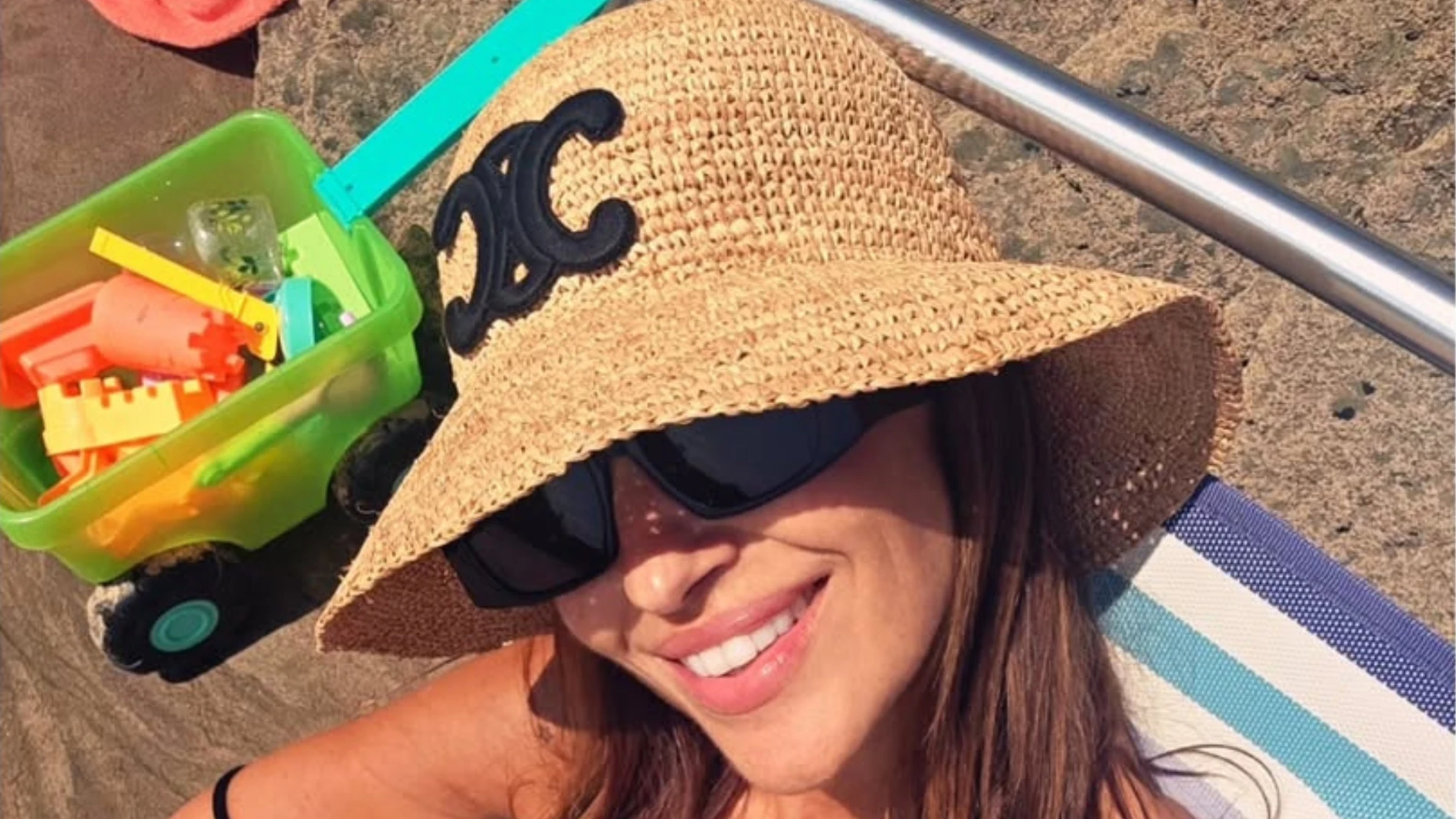 Paula Echevarría con sombrero de Chanel en la playa