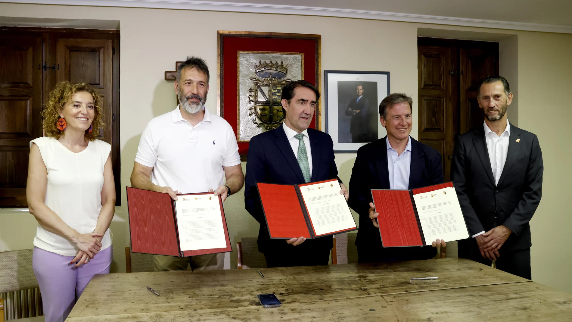 Suárez-Quiñones firma la cesión de suelo junto a Borhja Suárez, María Pardo y y Fernando Antonio Rioja, alcalde de Peñaranda de Duero