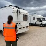 Una inspectora del Consell multa a dos vehículos aparcados en un aparcamiento de la isla