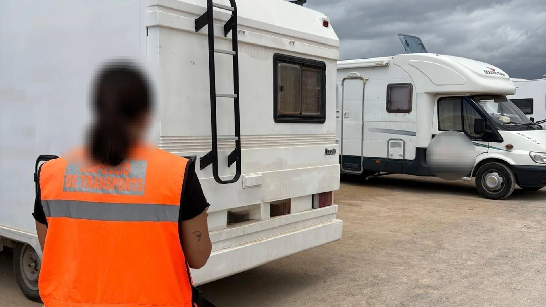 Una inspectora del Consell multa a dos vehículos aparcados en un aparcamiento de la isla