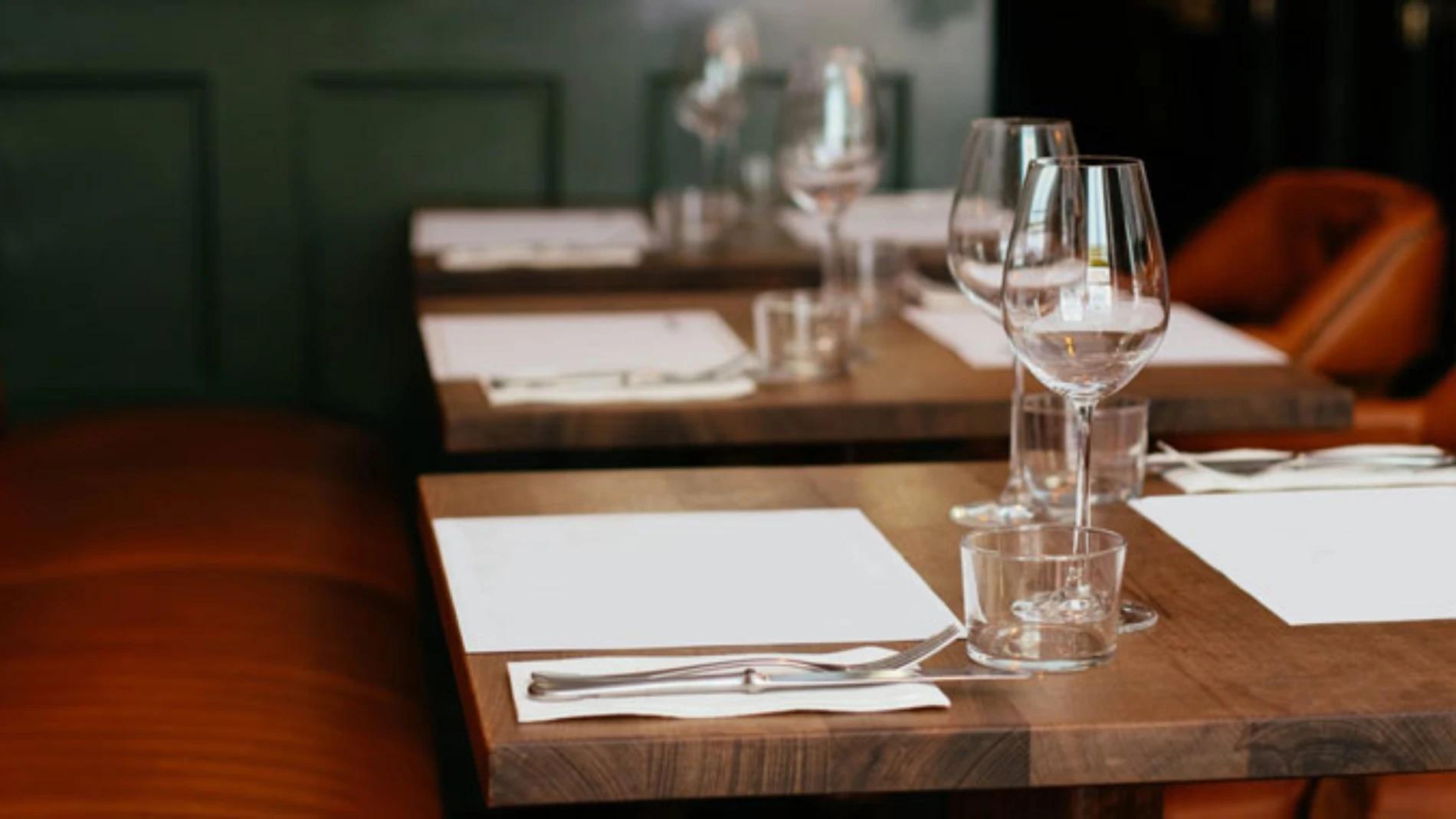 6 cosas que la gente de clase media-baja hace en los restaurantes sin darse cuenta de la impresión que causan