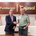 Antonio Pulido, presidente de la Fundación Cajasol, y Luis Ortega Carmona, General jefe de la IV Zona de la Guardia Civil en Andalucía