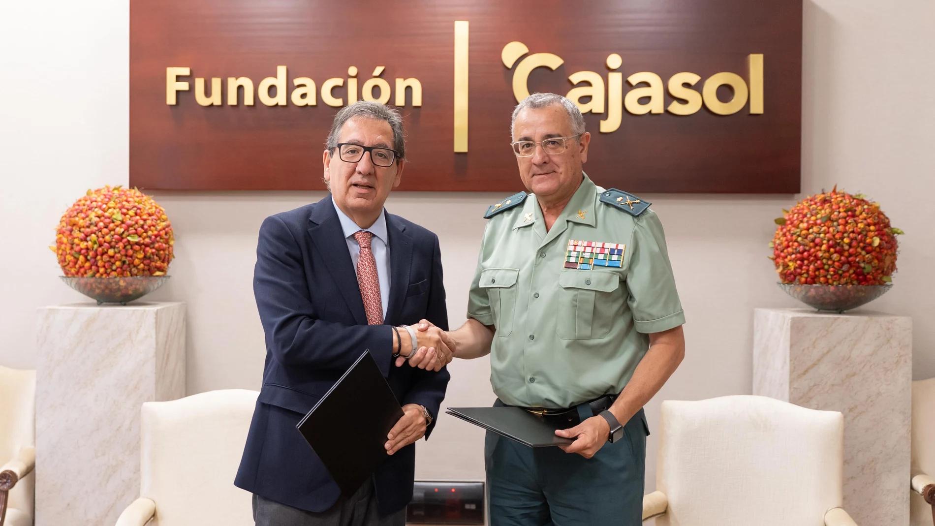Antonio Pulido, presidente de la Fundación Cajasol, y Luis Ortega Carmona, General jefe de la IV Zona de la Guardia Civil en Andalucía