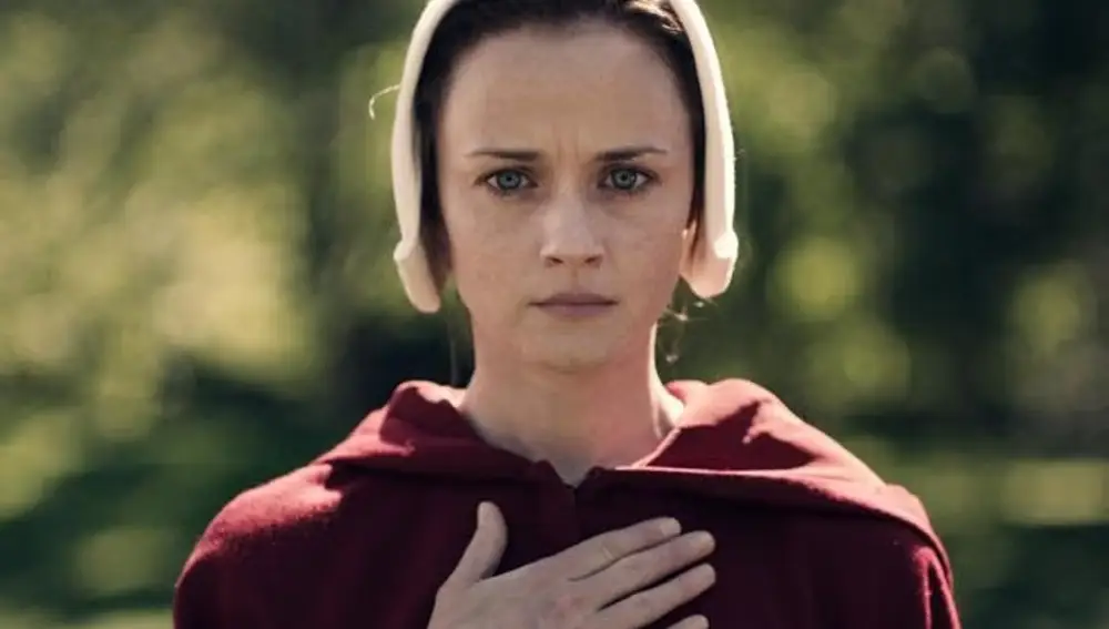 Alexis Bledel interpreta a Deglen en 'El cuento de la criada'