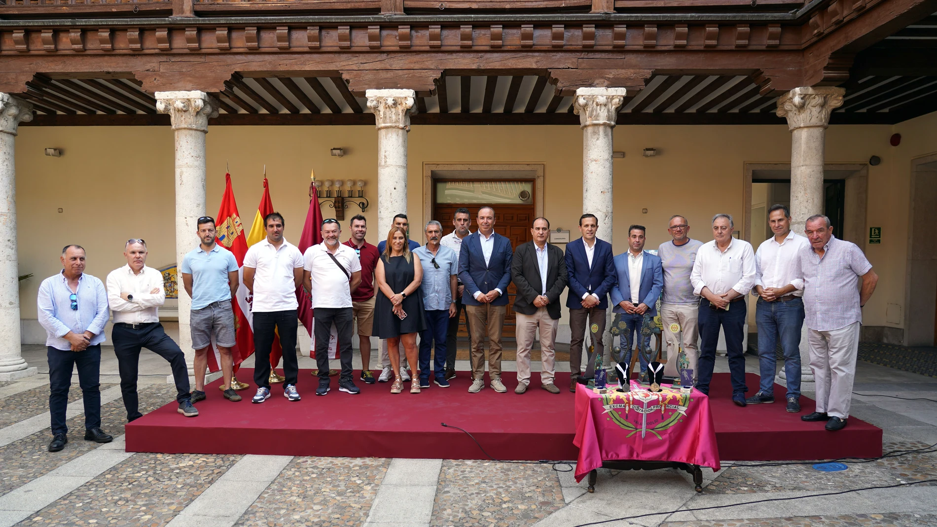 Foto de familia de Conrado Íscar, Manuel Heredia y Alberto Sanz en la presentación de los Trofeos de Fútbol de la Diputación de Valladolid