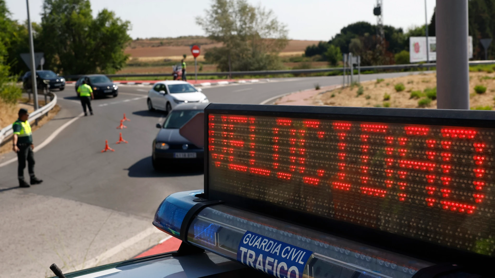 FOTODELDÍA ALCALÁ DE HENARES-VALDEAVERO, 04/08/2025.- Vista de la campaña de control y sensibilización sobre excesos de velocidad que la DGT llevará a cabo entre el 4 y 10 de agosto, este lunes en Alcalá de Henares-Valdeavero, Madrid.- EFE/Chema Moya