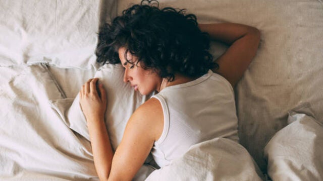 Los médicos advierten: Esta señal visible en tus sábanas puede ser un indicador temprano de cáncer
