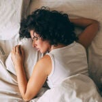 Los médicos advierten: Esta señal visible en tus sábanas puede ser un indicador temprano de cáncer