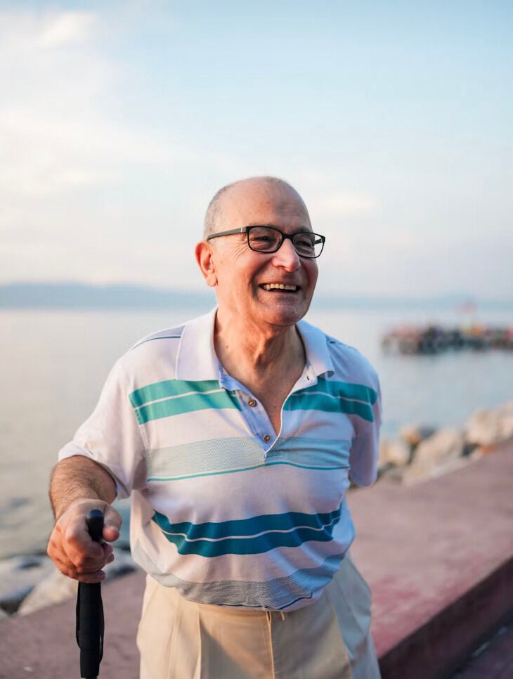 Las personas que siguen siendo felices después de los 60 suelen dejar atrás estos 9 hábitos
