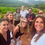 El look de Nuria Roca con amigos.