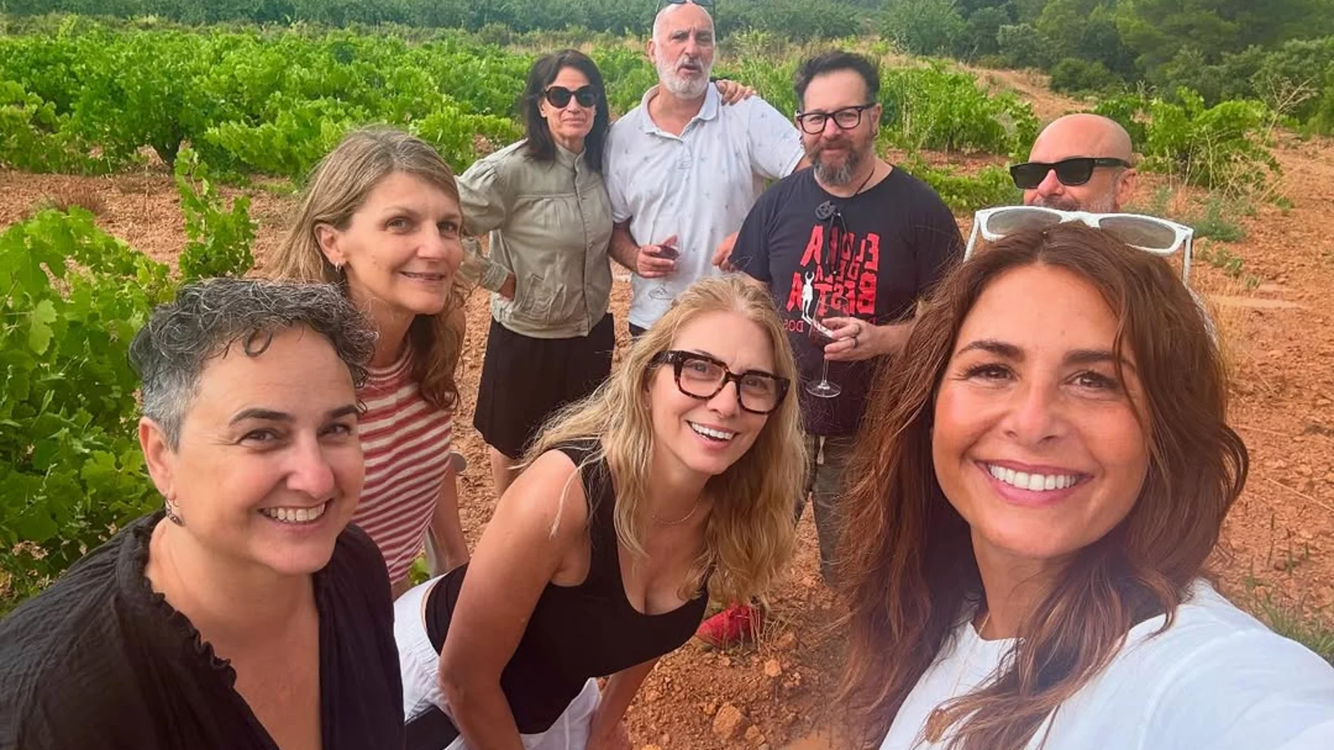 El look de Nuria Roca con amigos.