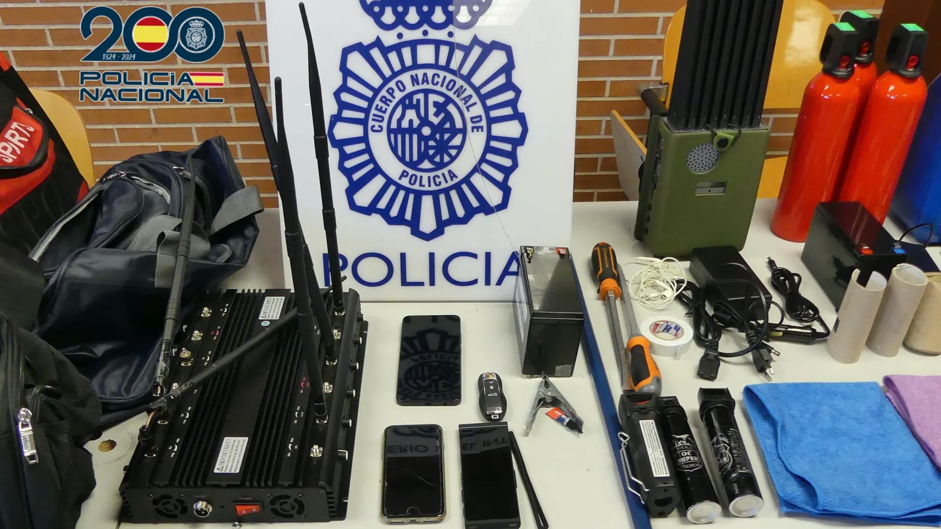 Detenidos dos hombres que ocultaban diferentes objetos para cometer robos en un vehículo de alta gama