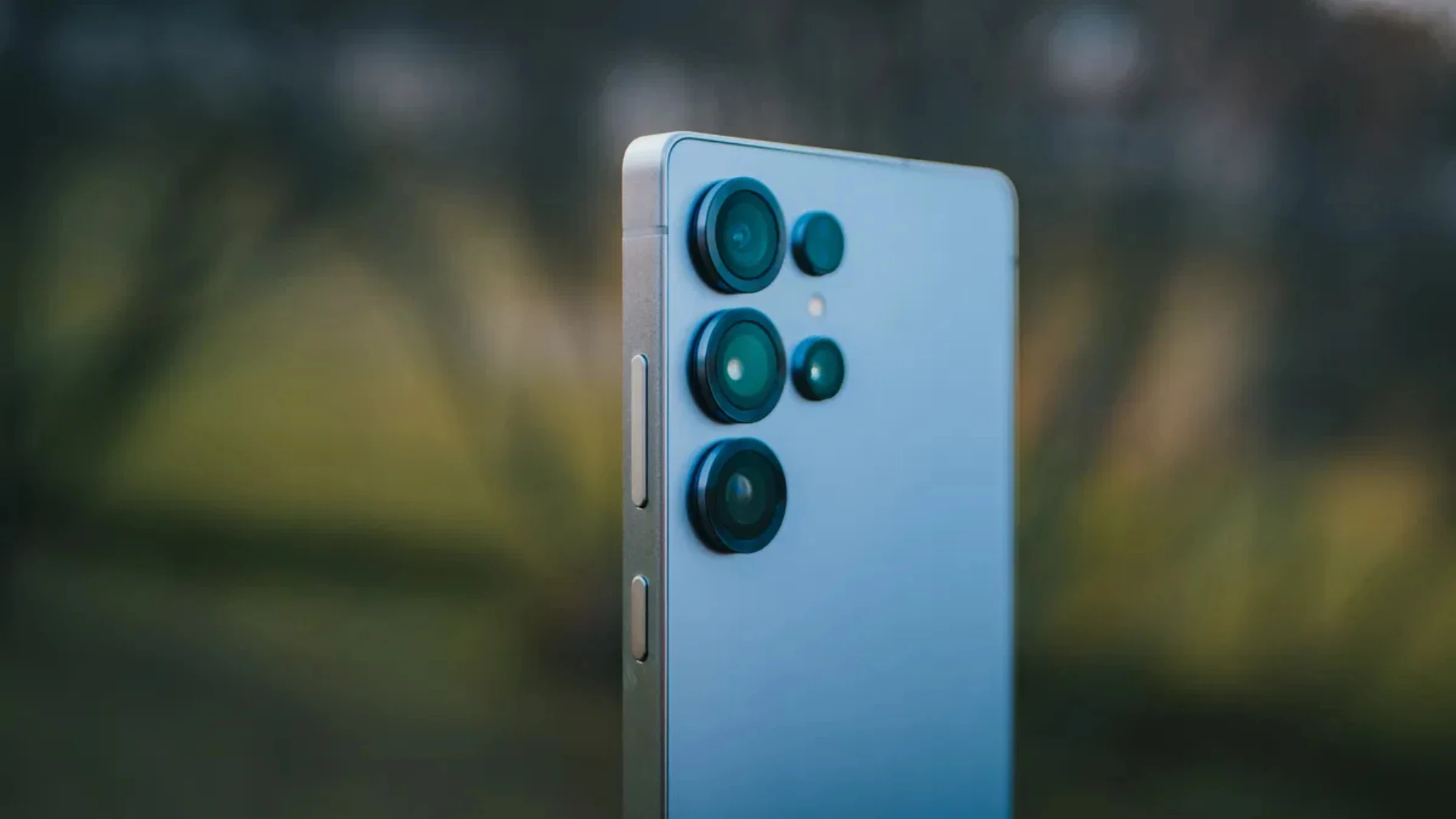 La parte trasera del Galaxy S25 Ultra con su triple módulo de cámaras