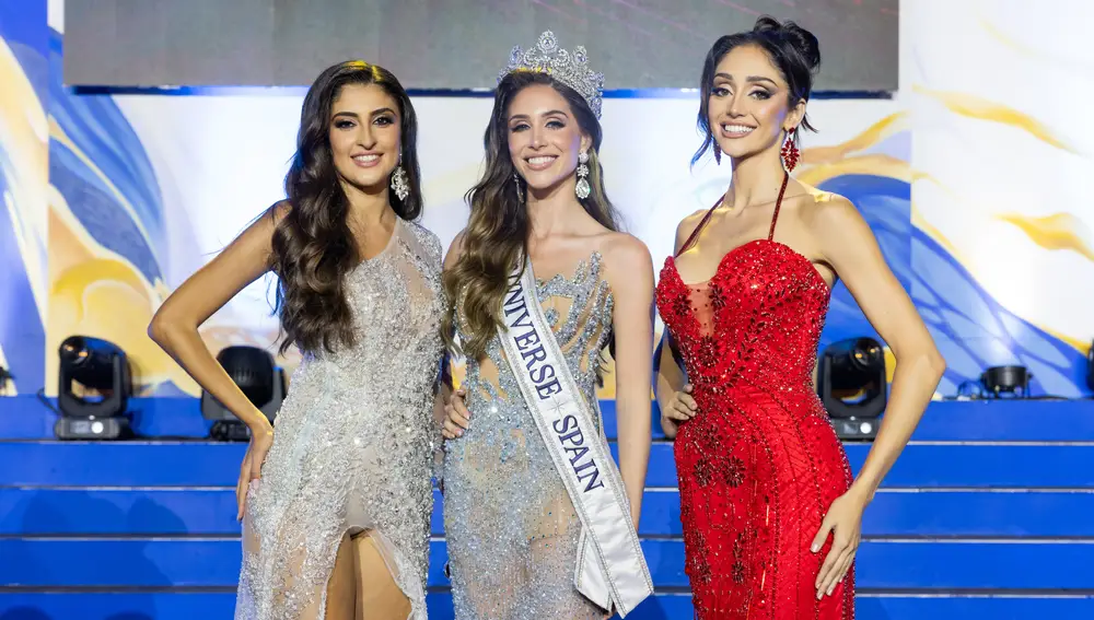Andrea Valero posa junto a sus dos damas de honor, Rosalía Daud de Canarias (izquierda) y Julietta Salvatierra de Andalucía (derecha)