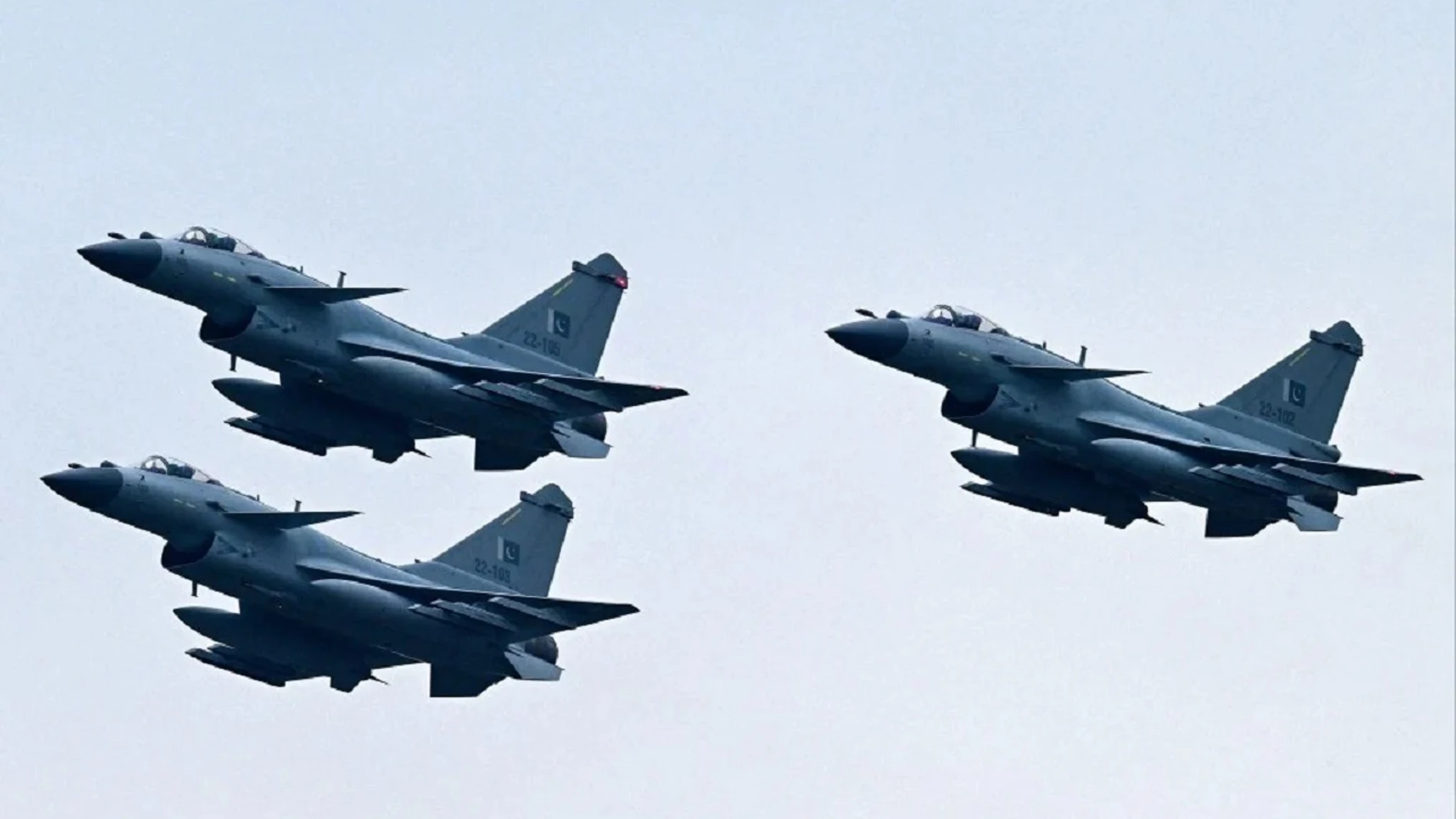 Aparece un grupo de tres aviones chinos volando durante unas maniobras