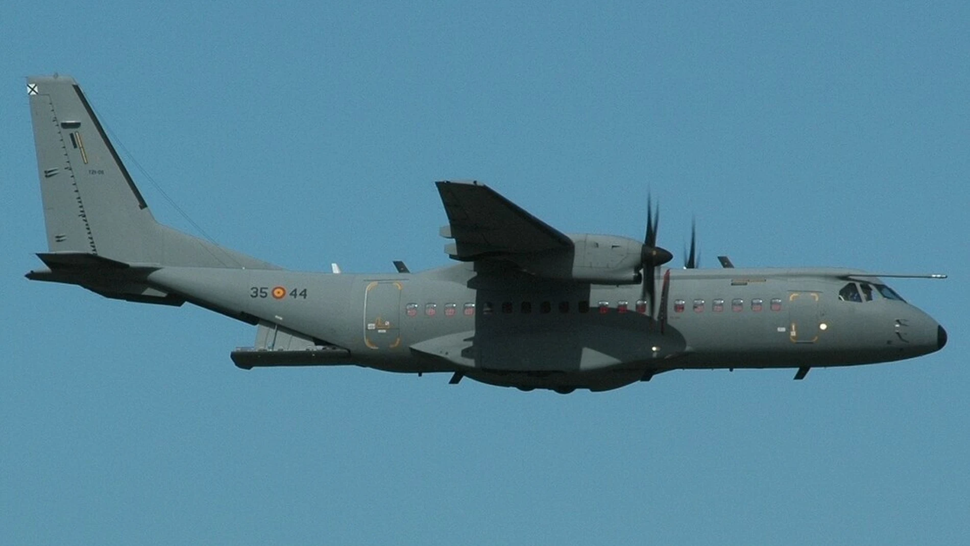 Avión de vigilancia del ejército del aire de España aterrizando