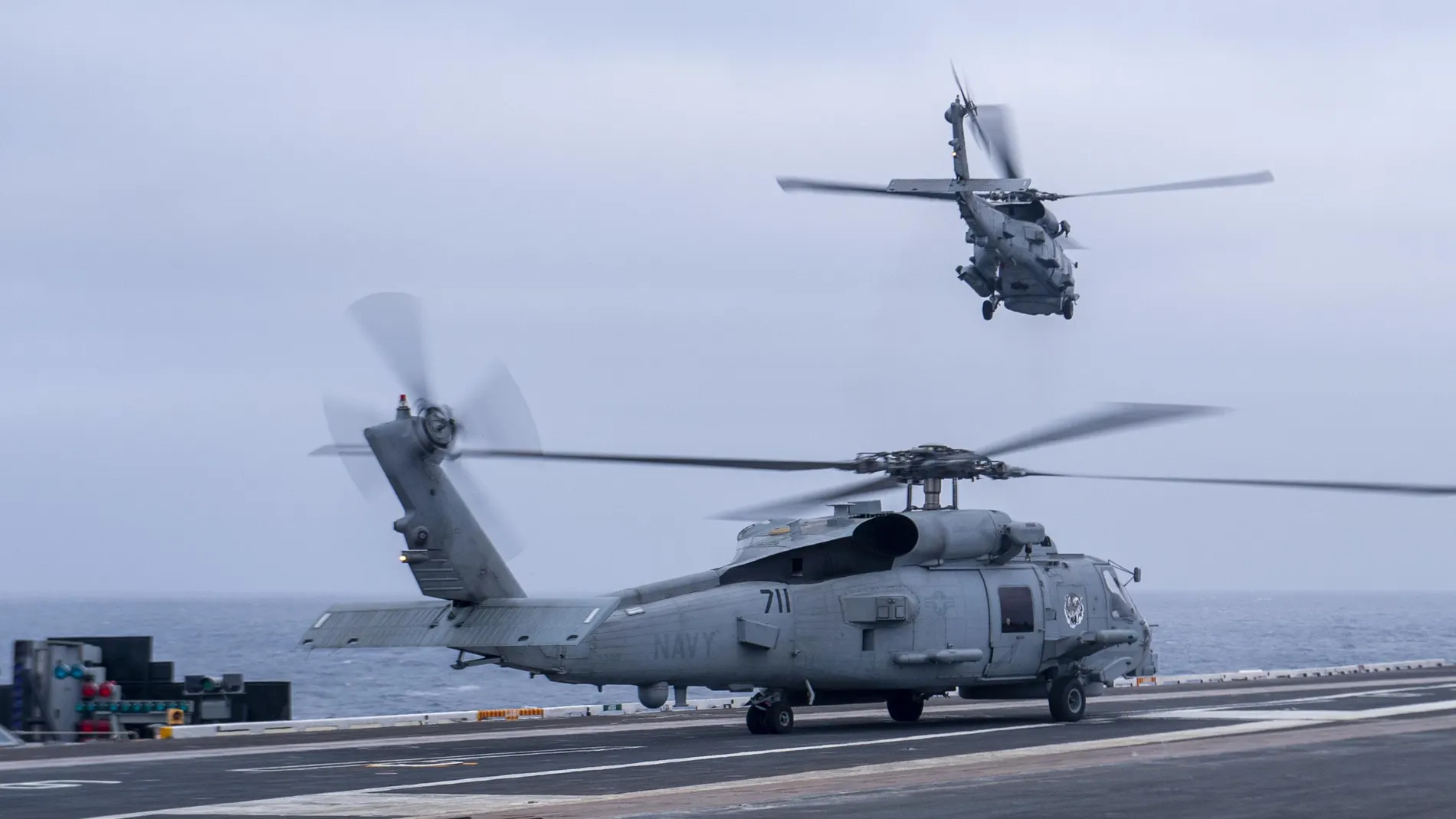 Helicópteros de la armada de Estados Unidos despegando de la cubierta de un navío en alta mar