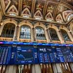 La Bolsa española se da la vuelta y cae el 0,57 % arrastrada por la banca y Naturgy
