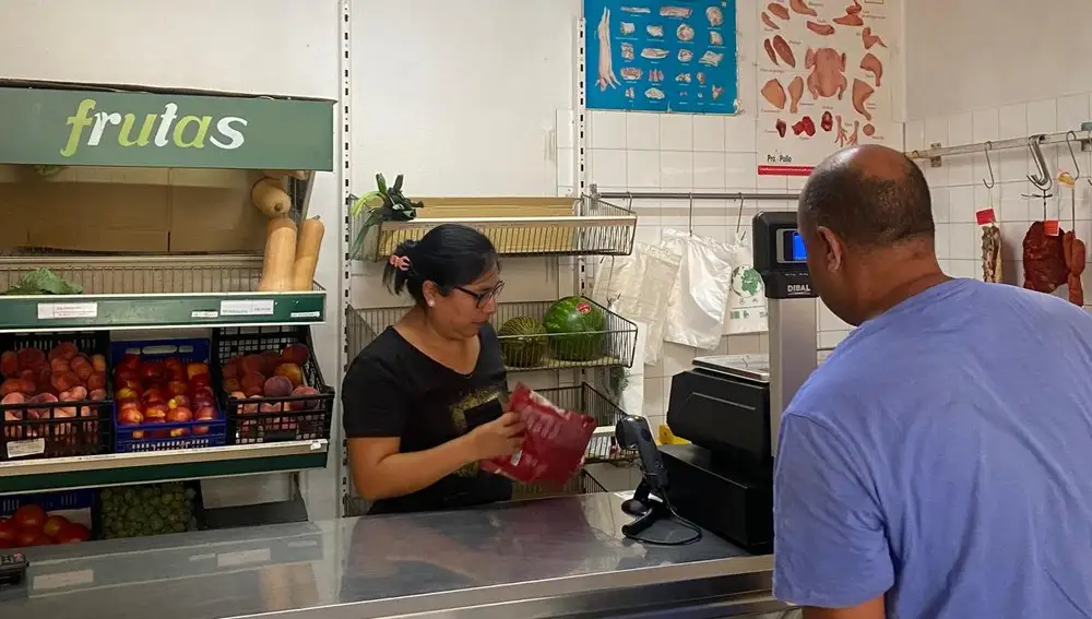 Jeny atiende un cliente en la tienda