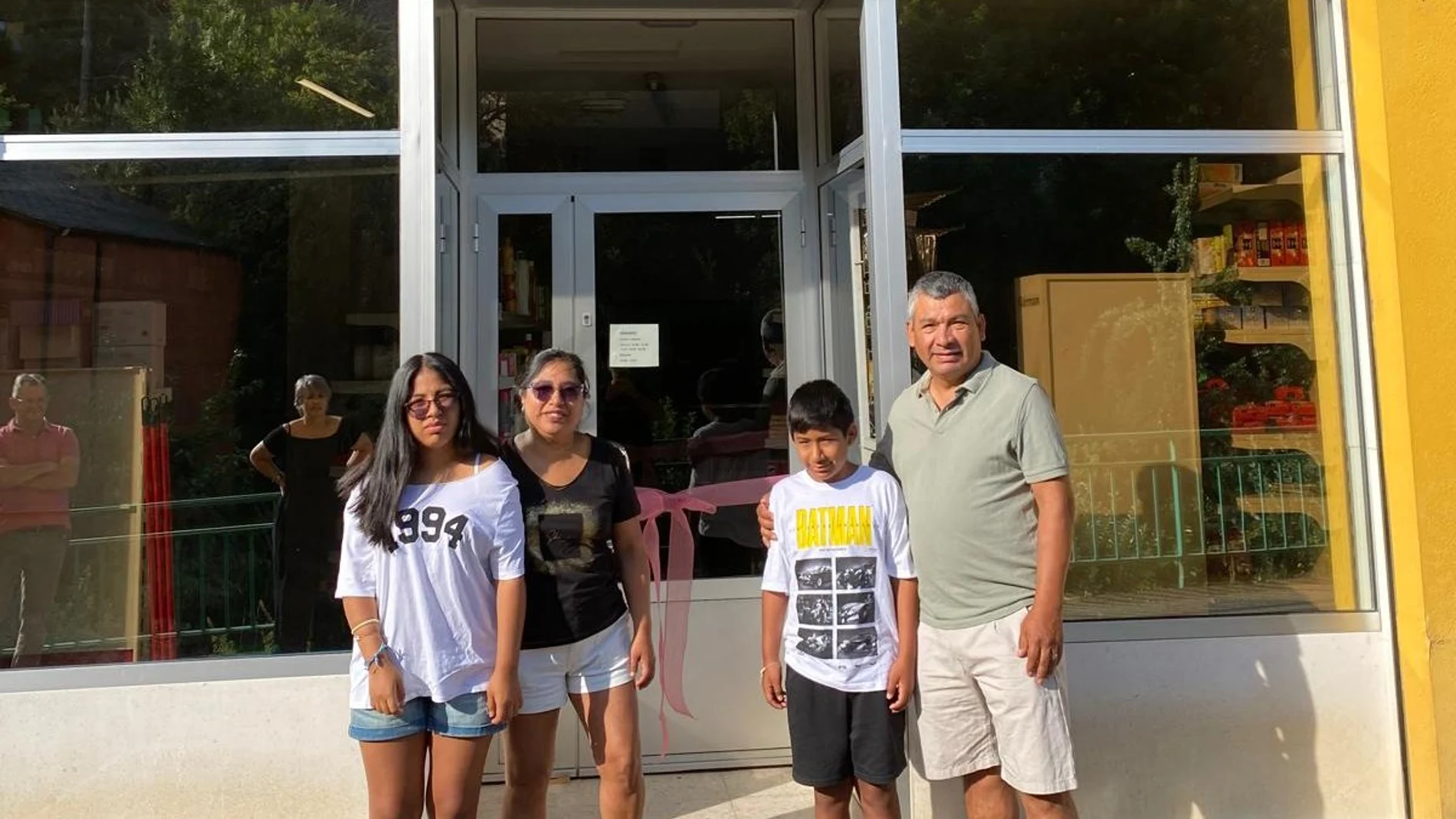 Jeny y su familia gestionarán a partir de ahora la tienda de la localidad,