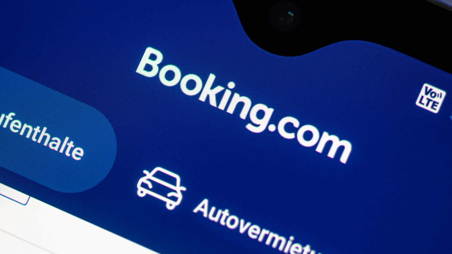 (Foto de ARCHIVO) FILED - 16 May 2021, Berlin: The app of the travel portal Booking.com is shown on a smartphone. Italy's financial police are investigating one of the largest providers of online travel bookings for tax evasion, allegedly running into the millions, officials in Genoa confirmed on Thursday. Photo: Fabian Sommer/dpa 16/05/2021 ONLY FOR USE IN SPAIN