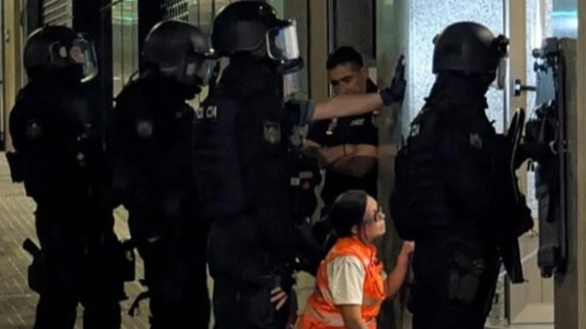 Actuación policial ante el intento de suicidio de un hombre en A Coruña REMITIDA / HANDOUT por POLICÍA NACIONAL Fotografía remitida a medios de comunicación exclusivamente para ilustrar la noticia a la que hace referencia la imagen, y citando la procedencia de la imagen en la firma 06/08/2025