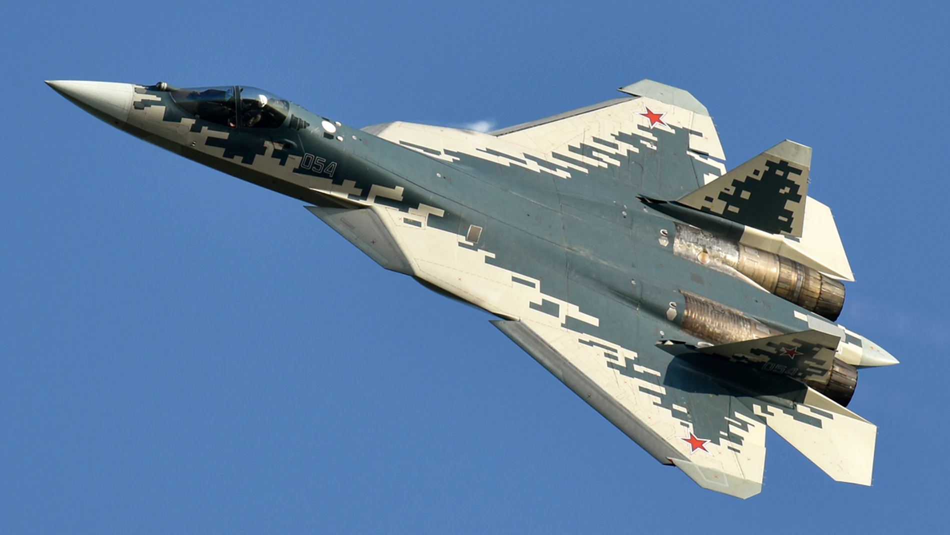 Aparece un avión de guerra ruso pintado de camuflaje azul con blanco y una estrella roja en cada ala
