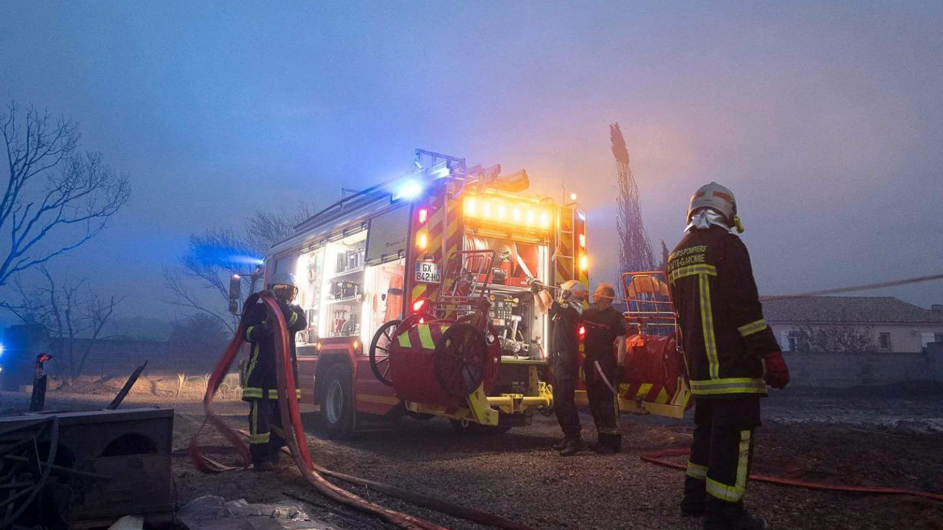 PARÍS, 06/08/2025.- La autopista francesa A9 que va a la frontera española de La Jonquera se encuentra cortada esta mañana en los dos sentidos al norte de Perpiñán por el incendio que desde el martes ha quemado más de 11.000 hectáreas en el macizo de Corbières, al suroeste de la ciudad de Narbona. En la página web de Bison Futé, el servicio francés de información del tráfico se precisa que la autopista está cortada a la altura de Rivesaltes y que se han formado retenciones de dos kilómetros a...