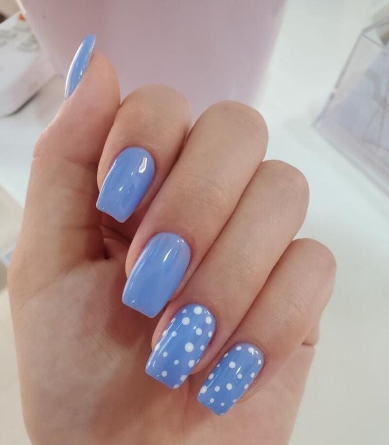 Manicura azul con lunares