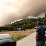 La lucha contra el incendio de Tarifa se intensifica: tratan de consolidar el perímetro en la zona de la Peña