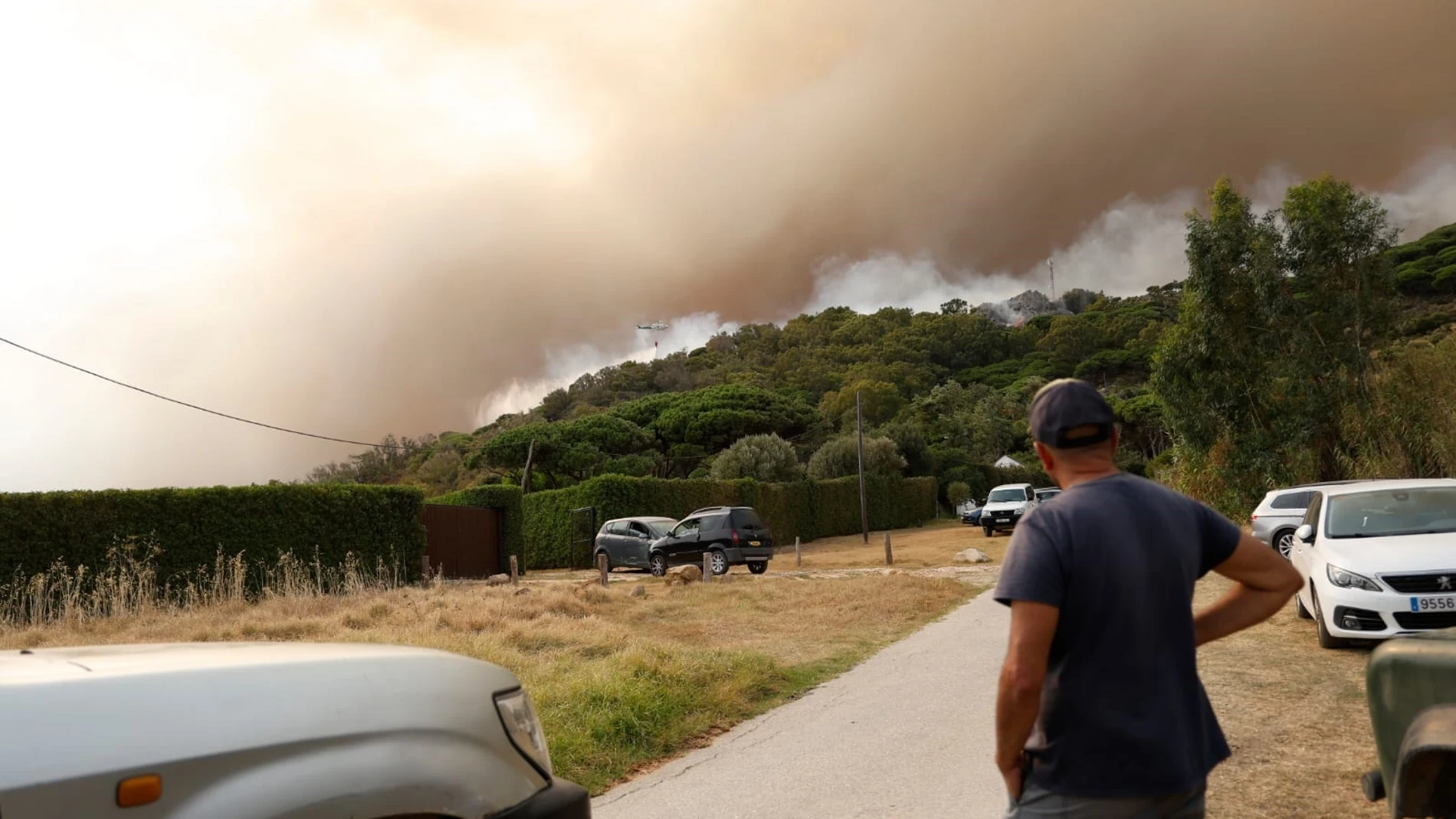 La lucha contra el incendio de Tarifa se intensifica: tratan de consolidar el perímetro en la zona de la Peña