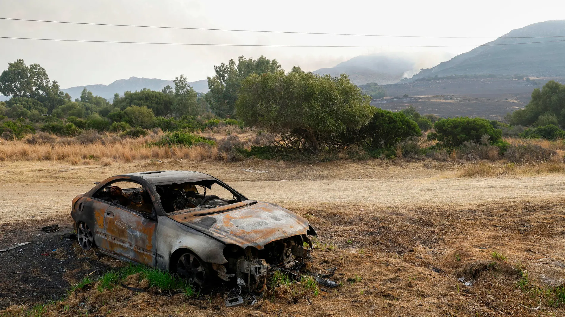 Un coche calcinado en el incendio